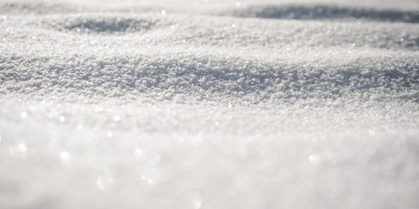Efektywne utrzymywanie terenów zewnętrznych w sezonie zimowym: rola usług odśnieżania